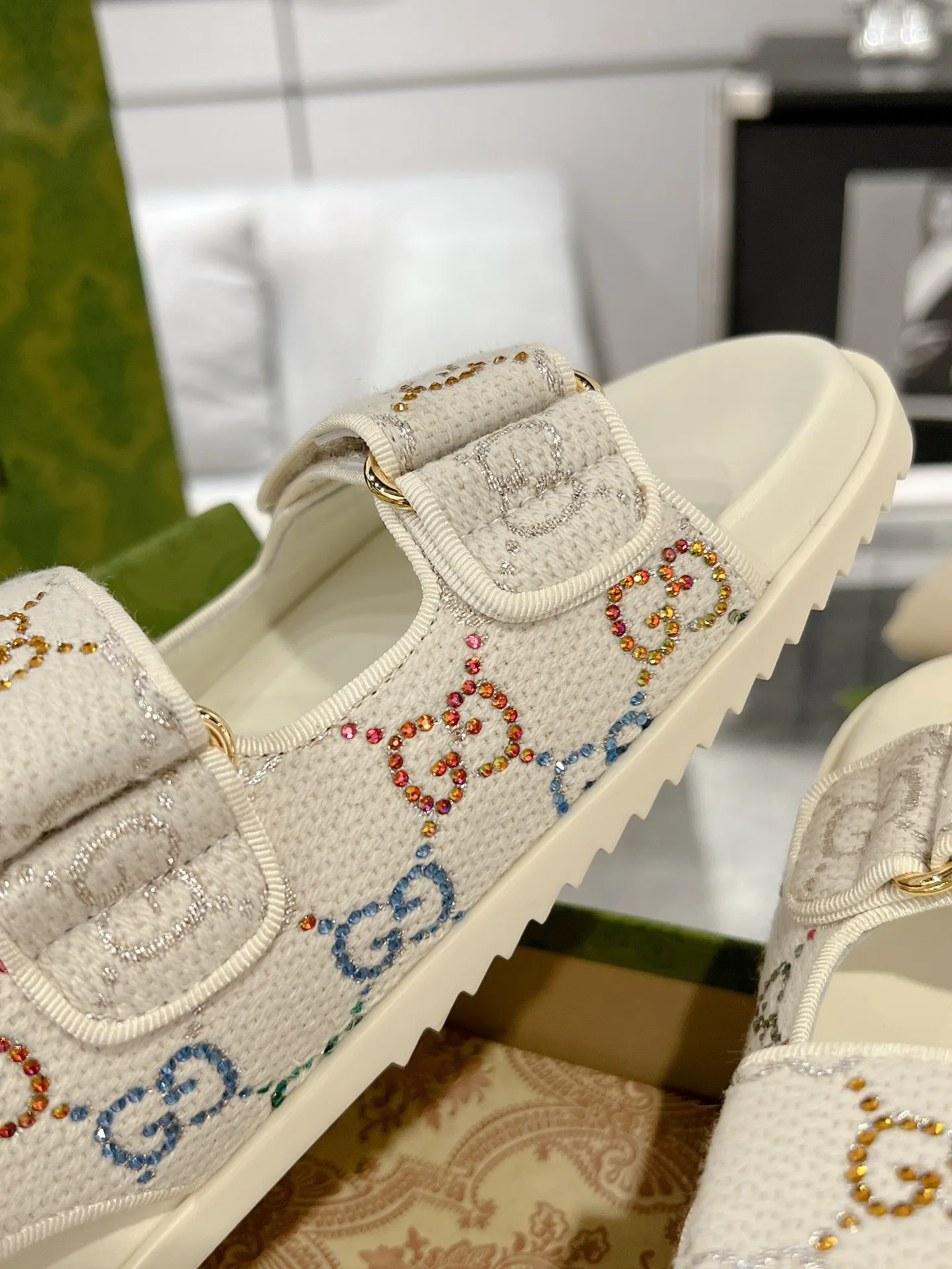 👟👟Ex-factory price 520👟👟 The latest Guccl24ss new product Double G women's Velcro sandals 😎 These flat sandals are designed with Velcro straps, which are modern and sporty, bringing comfort. This accessory is crafted from light blue and ivory white GG denim fabric. The upper straps are decorated with elegant Double G-shaped accessories, showing a unique style. Gucci’s classic presbyopic cloth surface…hot diamond surface…TPU non-slip outsole…ZP molded midsole feet…original metal buckle/rhinestone surface Code number: 35 to 42 (41.42 is custom-made and cannot be returned or exchanged)